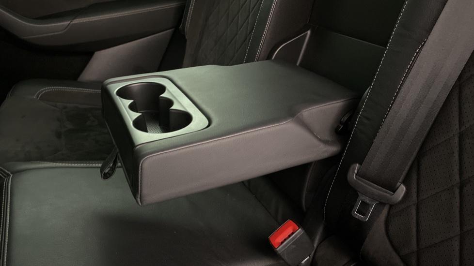 Rear armrest/Cupholders 