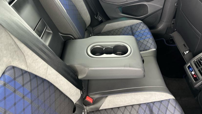 Rear Armrest/ Cup Holder