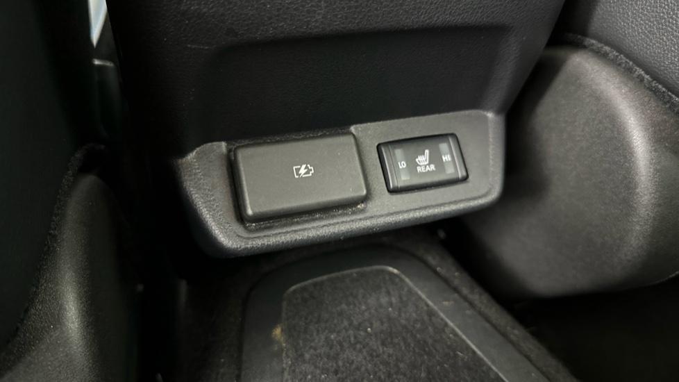 Rear USB Connection / Heated Seats 