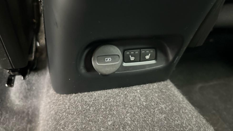 Rear USB Connection / Heated Seats