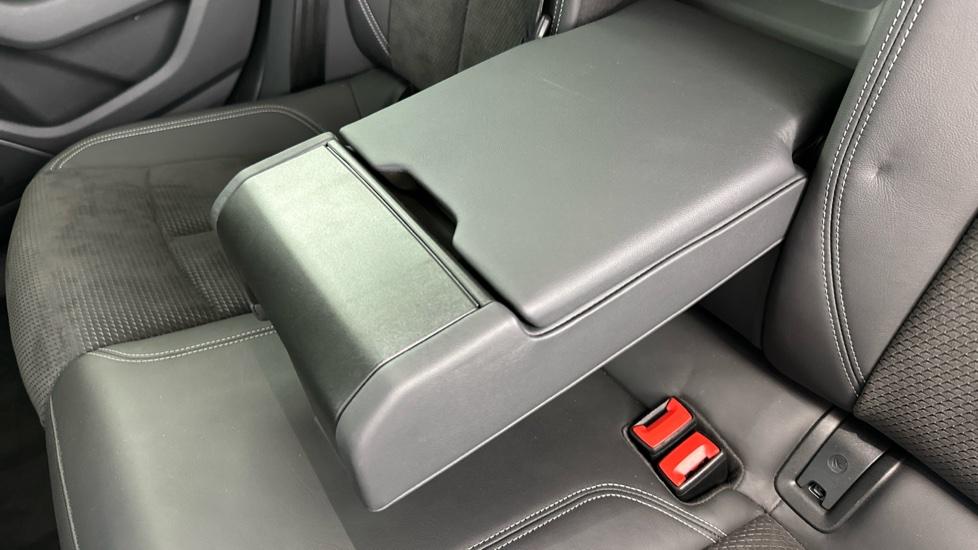 Rear Armrest/ Cup Holder