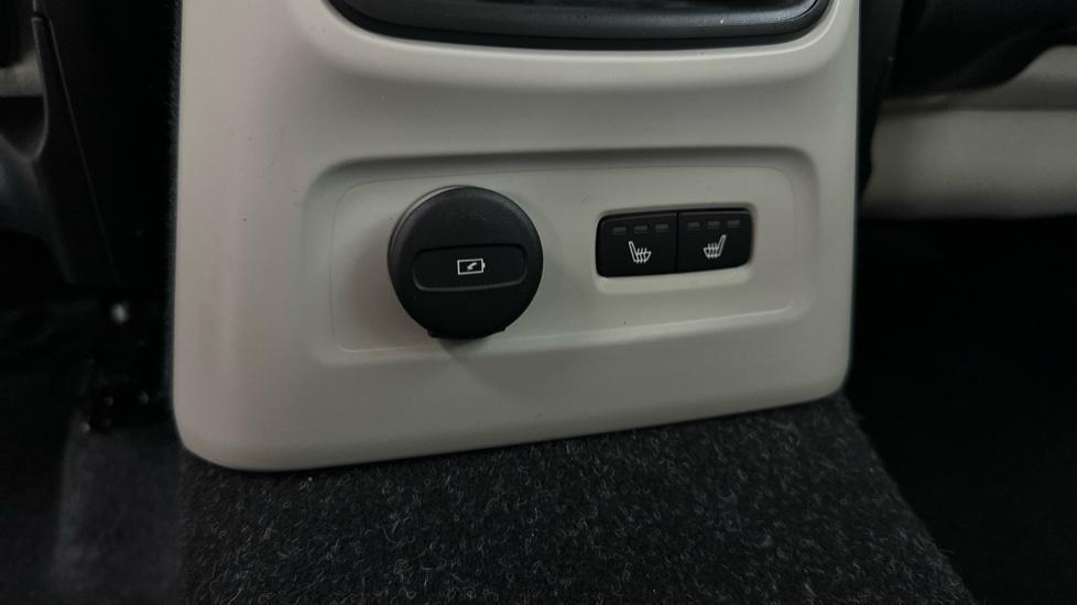 Rear USB Connection / Heated Seats