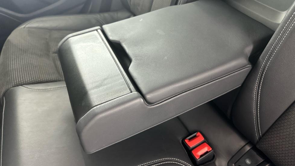 Rear Armrest/ Cup Holder