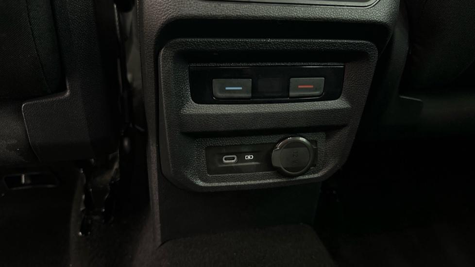 Rear Climate Control / USB Connection