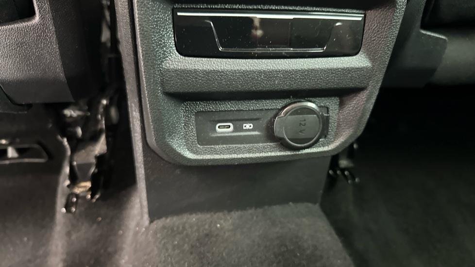 Rear Climate Control / USB Connection