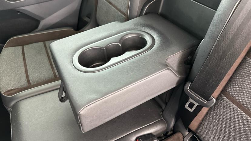 Rear Armrest/ Cup Holder