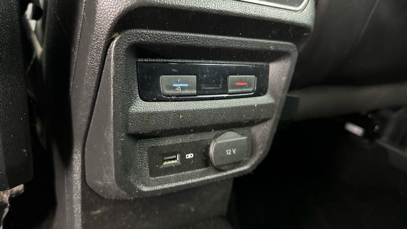 Rear Climate Control / USB Connection