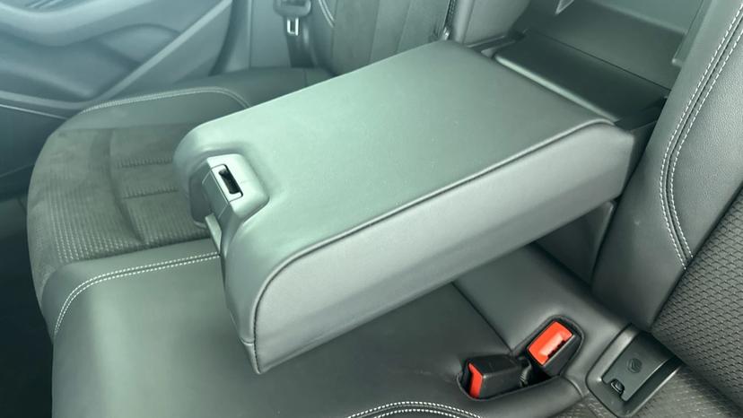 Rear Armrest/ Cup Holder