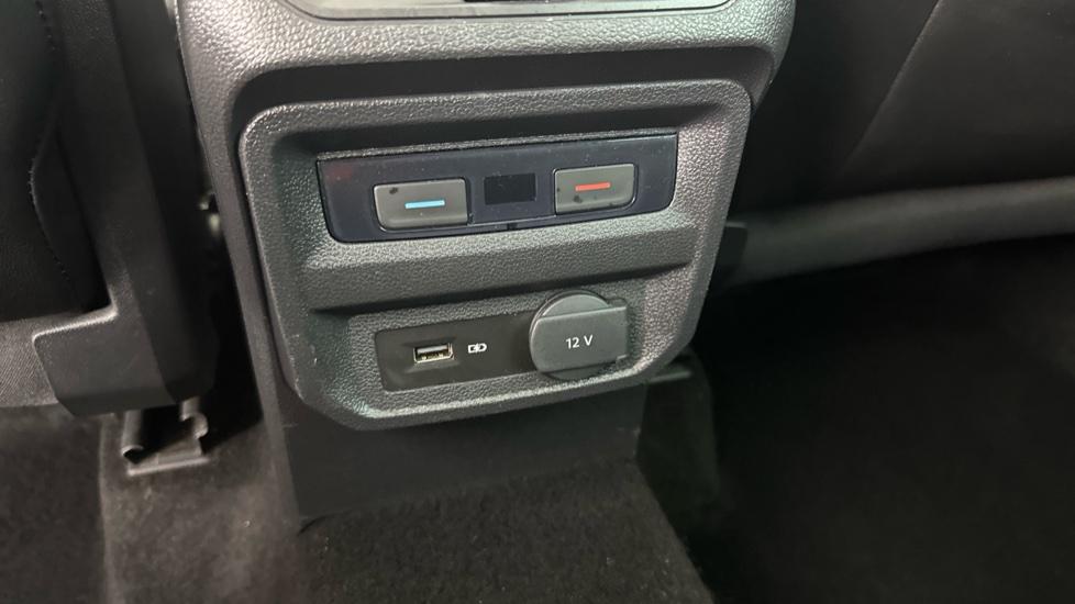 Rear Climate Control / USB Connection