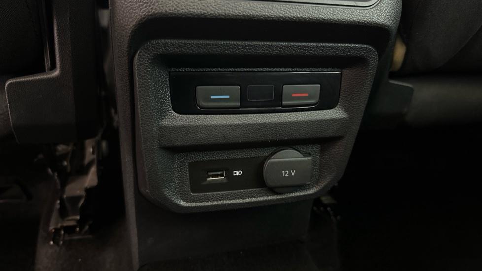 Rear Climate Control / USB Connection