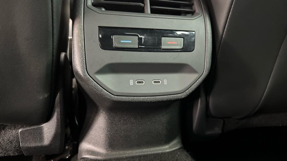 Rear USB Connection / Climate Control