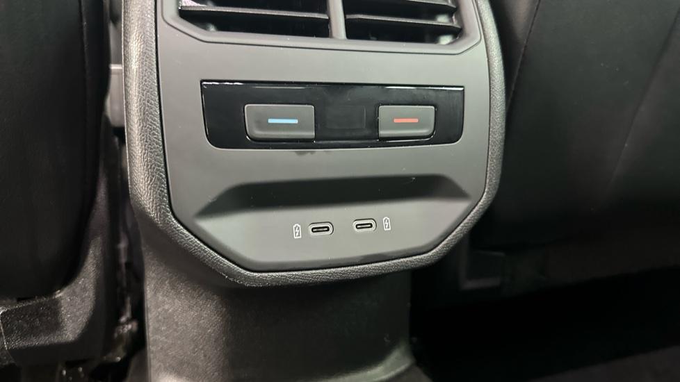 Rear Climate Control / USB Connection