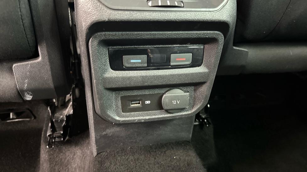 Rear Climate Control / USB Connection