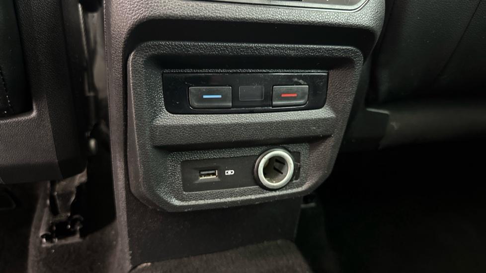 Rear Climate Control / USB Connection