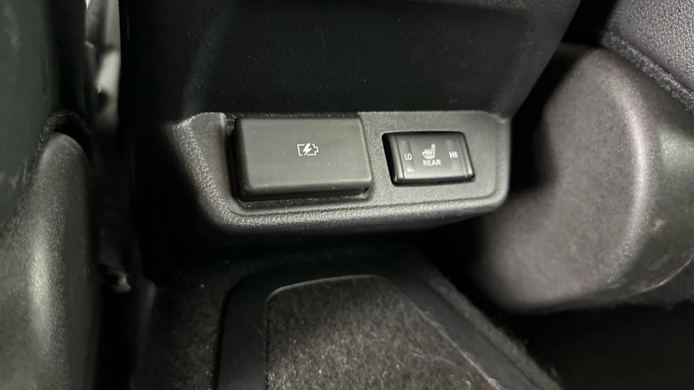 Rear USB Connection / Heated Seats 