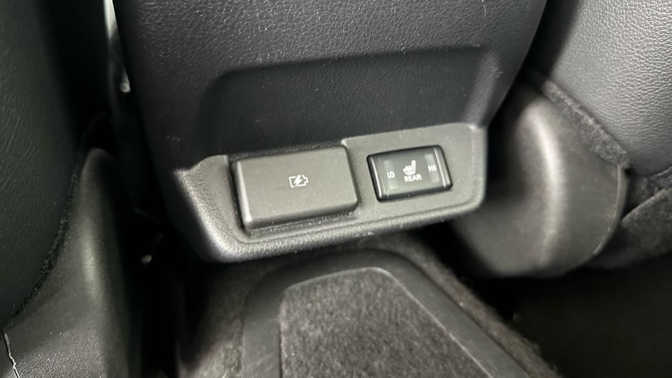 Rear USB Connection / Heated Seats 