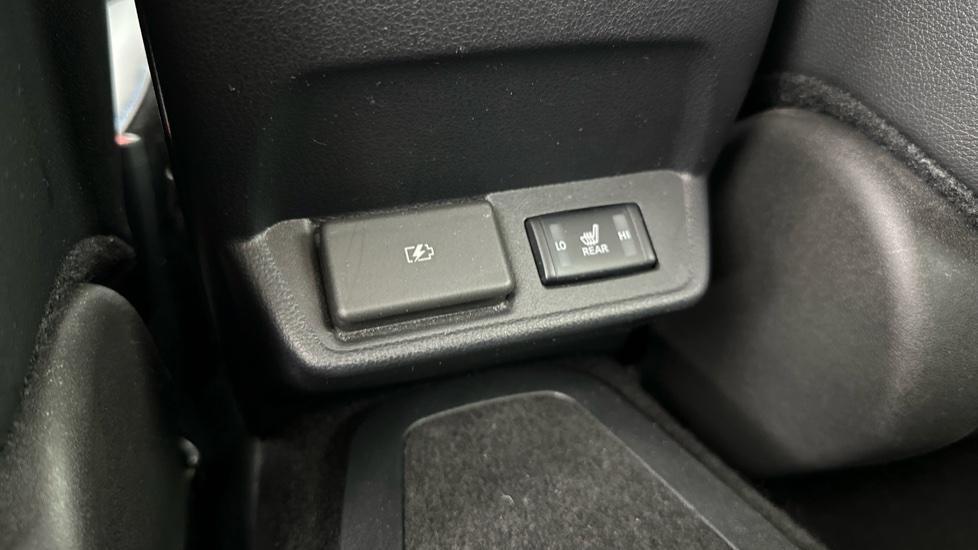 Rear USB Connection / Heated Seats 