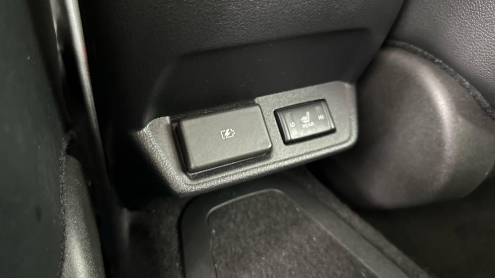 Rear USB Connection / Heated Seats