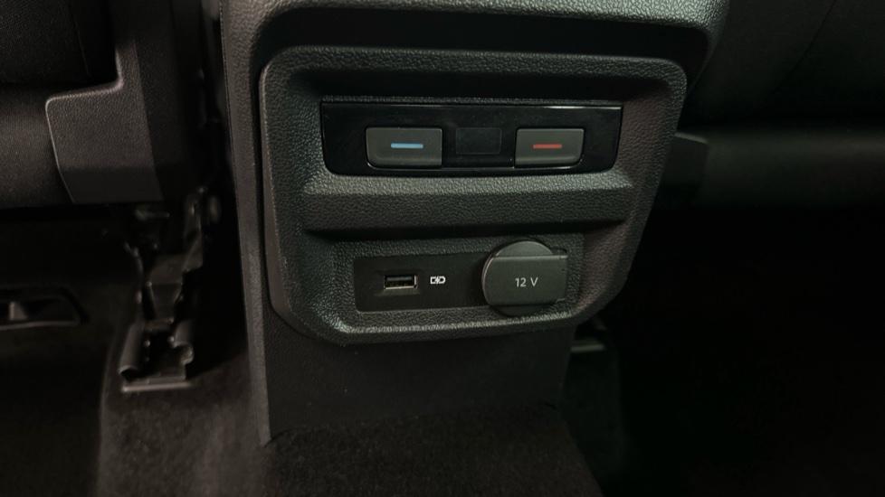 Rear Climate Control / USB Connection