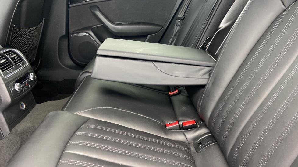 Rear armrest and cupholders 