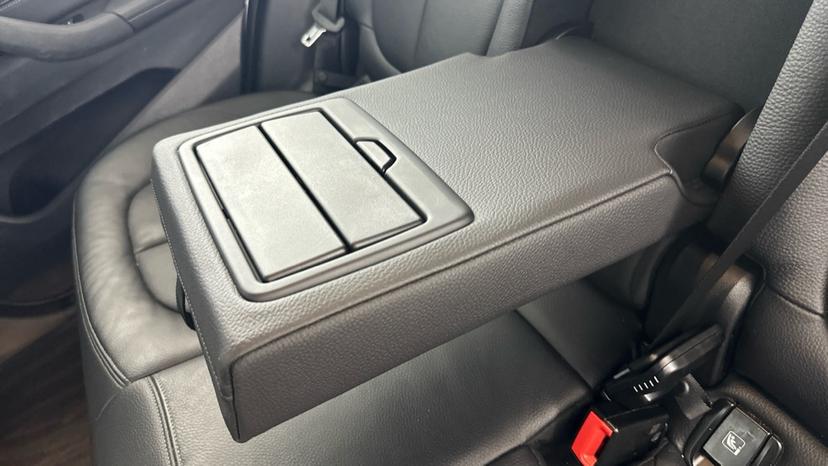 Rear Armrest/ Cup Holder