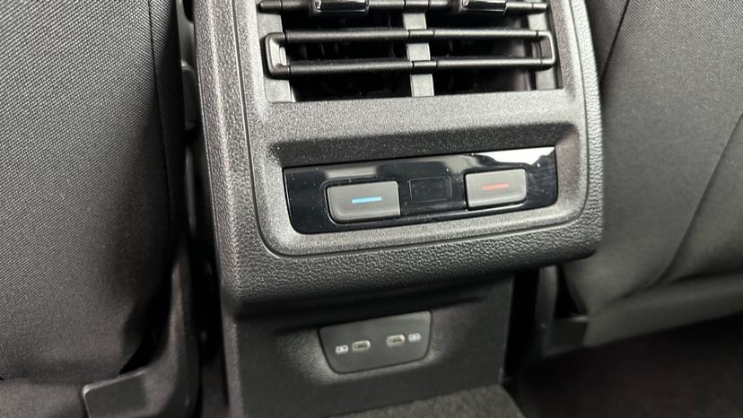 Rear Climate Control / USB Connection