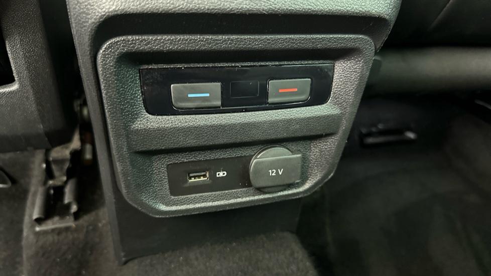 Rear Climate Control / USB Connection