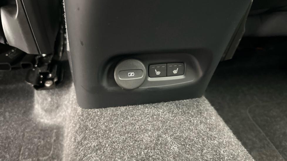 Rear USB Connection / Heated Seats 