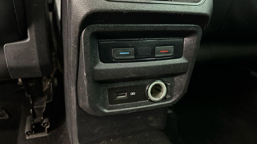 Rear Climate Control / USB Connection