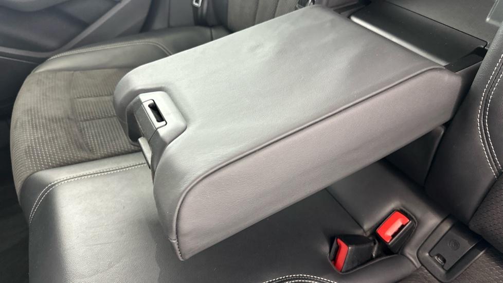 Rear Armrest/ Cup Holder