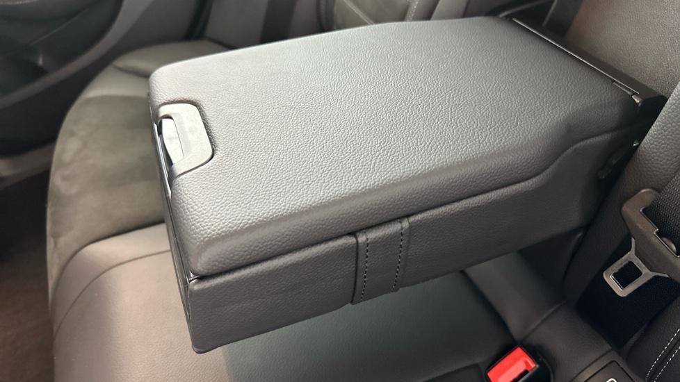 Rear Armrest/ Cup Holder