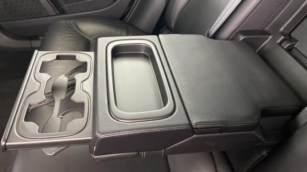 Armrest / cup holders 