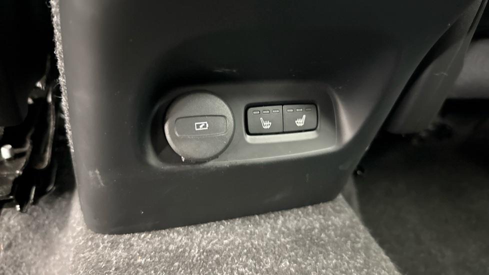 Rear USB Connection / Climate Control