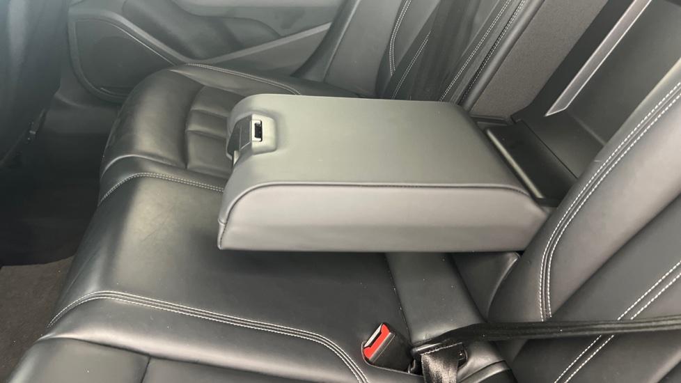 Rear armrest 