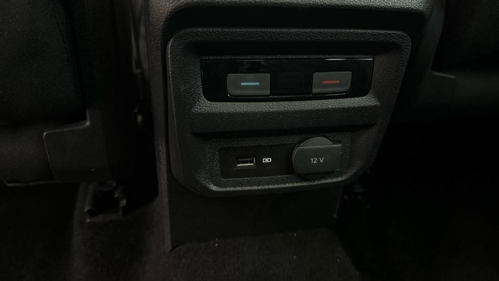 Rear Climate Control / USB Connection