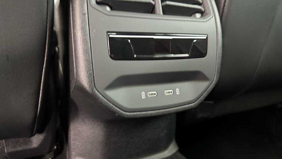 Rear Climate Control / USB Connection