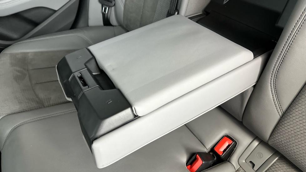 Rear Armrest/ Cup Holder