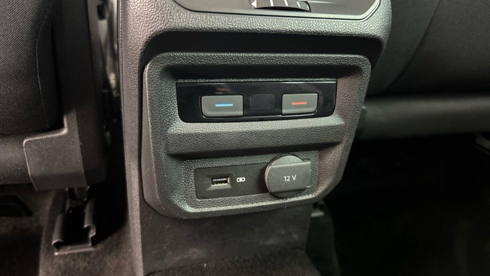 Rear Climate Control / USB Connection