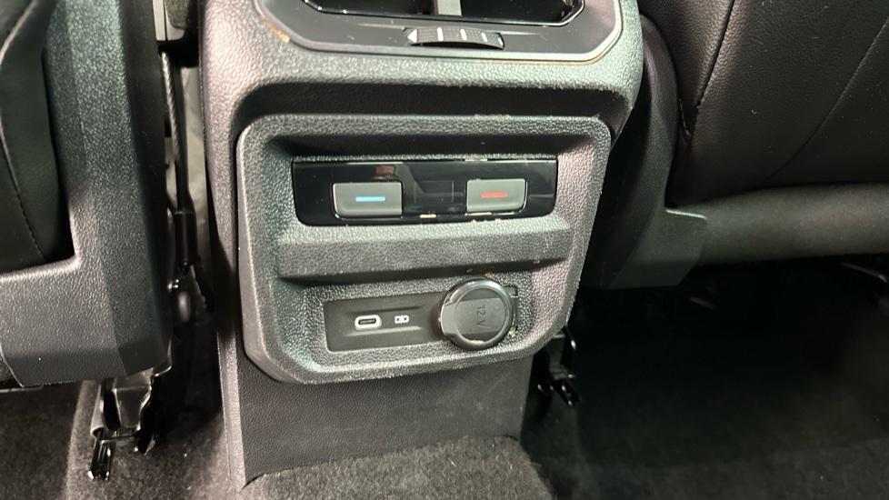 Rear Climate Control / USB Connection