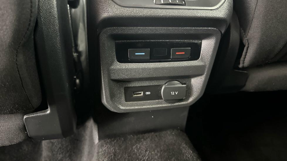 Rear Climate Control / USB Connection