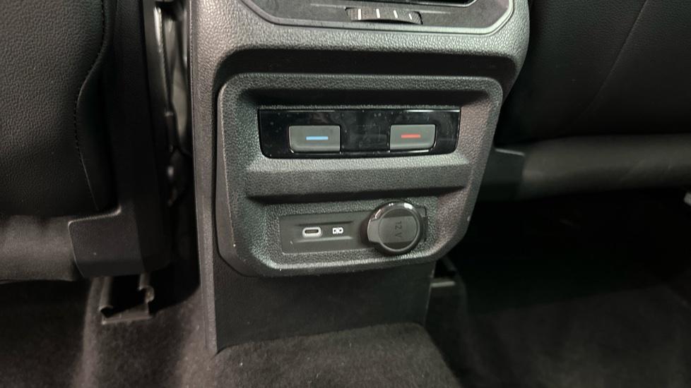 Rear Climate Control / USB Connection