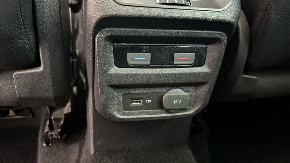 Rear Climate Control / USB Connection