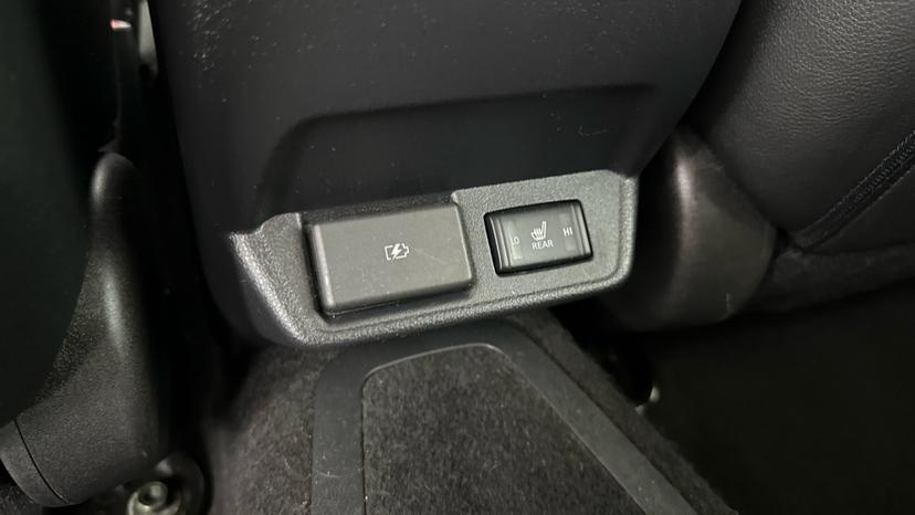 Rear USB Connection / Heated Seats