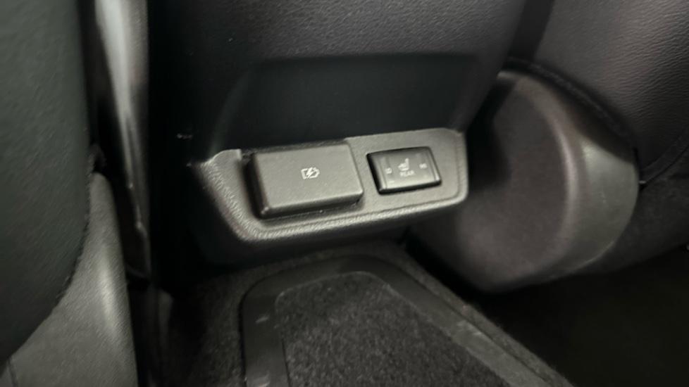 Rear Heated Seats / USB Connection