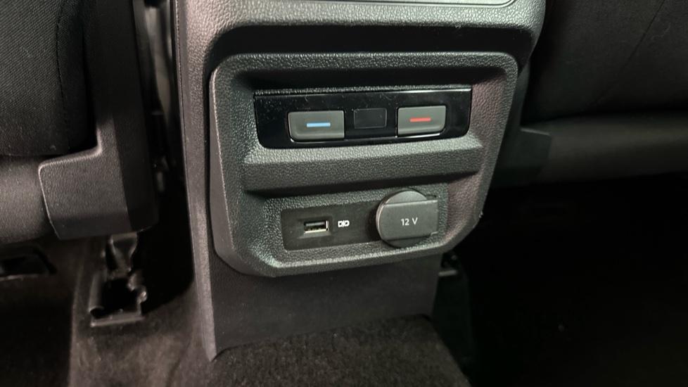 Rear Climate Control / USB Connection