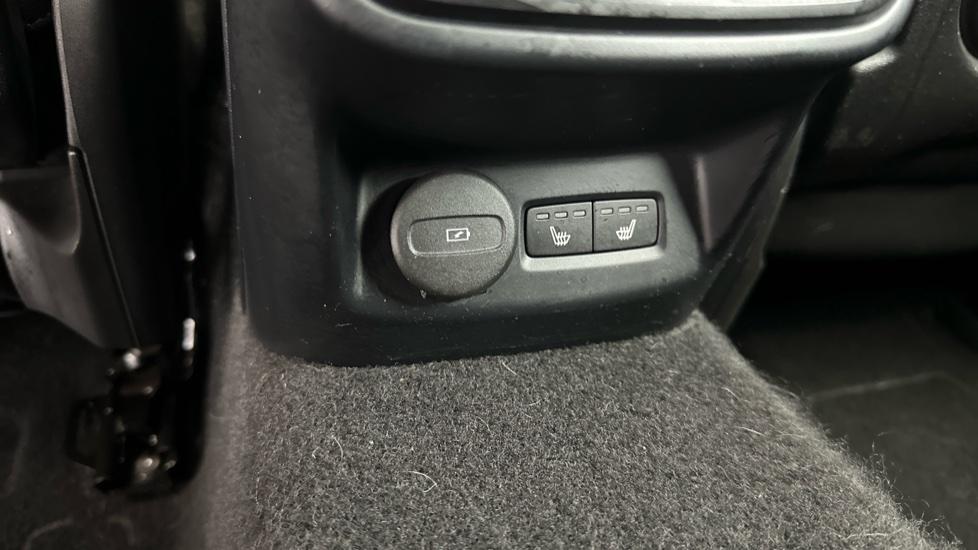 Rear USB Connection / Heated Seats 