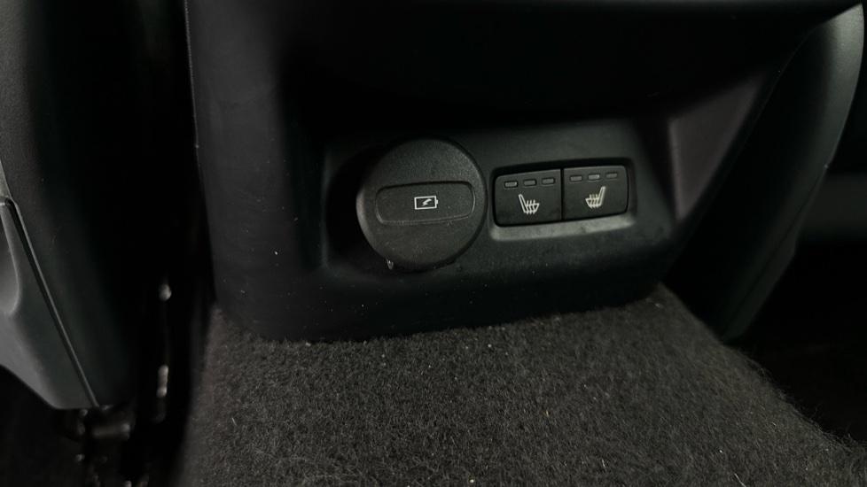 Rear USB Connection / Heated Seats 