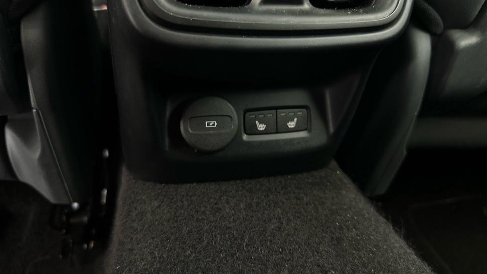 Rear USB Connection / Heated Seats