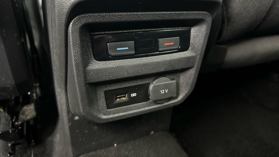 Rear Climate Control / USB Connection