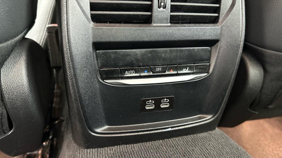 Rear Climate Control / USB Connection